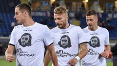 El Lazio calentando con la imagen de ana Frank en sus camisetas. 