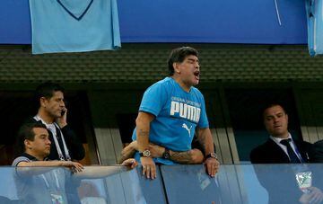 Maradona la grada del estadio San Petersburgo.