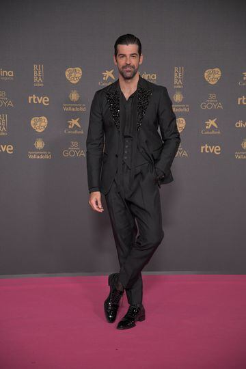 El actor Miguel Ángel Muñoz posa con esmoquin con solapa joya, camisa, fajín y zapatos de Dsquared2.