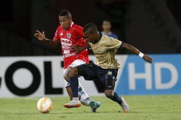 MED707- MEDELLÍN (COLOMBIA), 13/08/2015. -El jugador de Águilas Doradas Edinson Palomino (d) disputa el balón con el jugador de Unión Comercio Alexander Sánchez (i) hoy, jueves 13 de agosto de 2015, en Medellín (Colombia), durante el partido de primera fase de la Copa Sudamericana. EFE/LUIS EDUARDO NORIEGA.