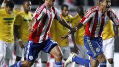 <b>A SEMIFINALES. </b>Valdez y Da Silva celebran el último penalti lanzado por Fred, que se marchó fuera, y mete a Paraguay en semifinales.