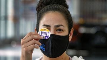 Cecilia Portillo vota en el primer d&iacute;a de votaci&oacute;n anticipada dentro del Vote Center en el estadio de deportes y entretenimiento Staples Center en Los &Aacute;ngeles el s&aacute;bado 24 de octubre de 2020. 