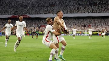 SEVILLE, SPAIN - MAY 18: Rafael Santos Borre of Eintracht Frankfurt celebrates with teammates scoring their sides winning penalty in the penalty shoot out during the UEFA Europa League final match between Eintracht Frankfurt and Rangers FC at Estadio Ramon Sanchez Pizjuan on May 18, 2022 in Seville, Spain. (Photo by Alex Pantling/Getty Images)