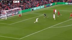 Es insólito: Gabriel Suazo se pierde un gol solo ante Liverpool y el video ya es viral