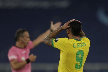 A pesar del pase a semifinales, Brasil no podrá contar con el delantero Gabriel Jesús, quien al minuto 48’ fue expulsado por una pata en el pecho de Eugenio Mena.