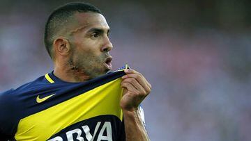 Carlos T&eacute;vez celebra un gol con Boca Juniors.