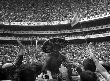 Esta es una de las postales más recordadas en la historia del futbol mundial: Edson Arantes do Nascimento festejando la consecución del título de México 1970 con sombrero de charro.