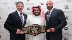 A la izquierda, el presidente de la WWE Vince McMahon.