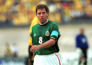 Beto, capitán del Tricolor en USA 1994, es un histórico para México por su carácter y entregar en el terreno de juego. A pesar de su 1.69 metros de estatura, se consolidó con selección mexicana tras su gran paso en el fútbol mexicano con Pumas, Puebla y América. “El Capitán” disputó también el Mundial de Francia 1998 y Corea-Japón 2002.