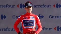El ciclista belga Remco Evenepoel posa con el jersey rojo de líder de la Vuelta a España tras la vigésima etapa con final en el Puerto de Navacerrada.