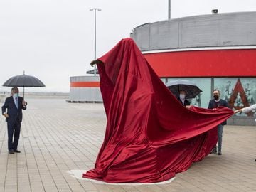 Sculptor Alicia Huertas unveiled the statue of Luis Aragonés outside the Metropolitano.