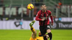Roma&#039;s Nicolo Zaniolo, left, challenges for the ball with AC Milan&#039;s Theo Hernandez during the Serie A soccer match between AC Milan and Roma at the San Siro stadium, in Milan, Italy, Thursday, Jan. 6, 2022. (AP Photo/Antonio Calanni)