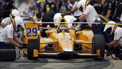 Fernando Alonso, of Spain, and his crew practice a pit stop during a practice session for the Indianapolis 500 IndyCar auto race at Indianapolis Motor Speedway, Wednesday, May 17, 2017 in Indianapolis. (AP Photo/Michael Conroy)