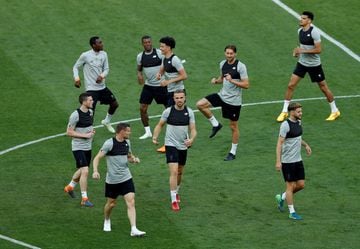 El Liverpool entrena en el Olímpico de Kiev