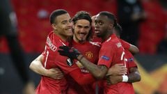 15 April 2021, United Kingdom, Manchester: Manchester United&#039;s Edinson Cavani (C)&nbsp;celebrates scoring his side&#039;s first goal with teammates during the UEFA Europa League quarter final, second leg soccer match between Manchester United and Gra