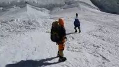 Alex Txikon vuelve al campo base tras equipar cuerdas hasta 7.850 metros en el Everest.
