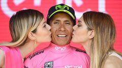 ATENCI&Oacute;N EDITORES: CORRIGE INFORMACI&Oacute;NGIROS0P2 PIANCAVALLO (ITALIA) 26/05/2017.- El l&iacute;der de la general, el corredor colombiano Nairo Quintana del equipo Movistar, es besado por dos azafatas en el podio con la &quot;maglia&quot; rosa 