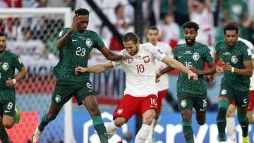 DOHA - (LR) Mohamed Kanno of Saudi Arabia, Grzegorz Krychowiak of Poland during the FIFA World Cup Qatar 2022 group C match between Poland and Saudi Arabia at Education City Stadium on November 26, 2022 in Doha, Qatar. AP | Dutch Height | MAURICE OF STONE (Photo by ANP via Getty Images)
