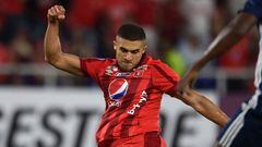 America de Cali's Carlos Sierra (C) shoots to score a goal against Independiente Medellin during the Sudamericana Cup first round second leg all-Colombian football match at the Pascual Guerrero stadium in Cali, Colombia, on March 16, 2022. (Photo by Luis ROBAYO / AFP)