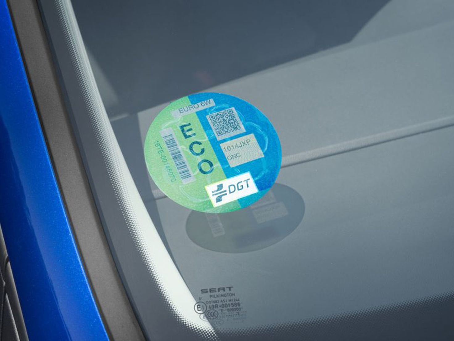 Cuidado con dónde compras la etiqueta medioambiental de tu coche