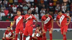 Peru's players react to a miss in the penalty shootout during the FIFA World Cup 2022 inter-confederation play-offs match between Australia and Peru on June 13, 2022, at the Ahmed bin Ali Stadium in the Qatari city of Ar-Rayyan. (Photo by KARIM JAAFAR / AFP)
