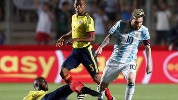Messi en disputa de balón en el Argentina-Colombia que se jugó en San Juan.