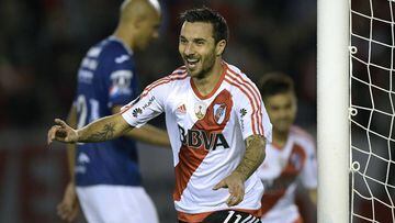 Argentina's River Plate forward Ignacio Scocco celebrates after scoring his fourth and the team's fifth goal against Bolivia's Wilstermann during the Copa Libertadores 2017 quarterfinals second leg football match at the Monumental stadium in Buenos Aires, Argentina, on September 21, 2017. / AFP PHOTO / JUAN MABROMATA