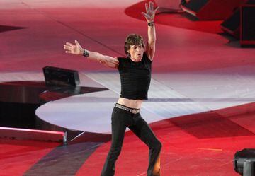 Con tan solo tres canciones (Start Me up, Rough Justice y Satisfaction) y un escenario en forma del icónico logo de la banda, The Rolling Stones se apoderaron del Ford Field en Detroit, Michigan con una presentación que quedó marcada por los famosos movimientos de cadera de Mick Jagger.