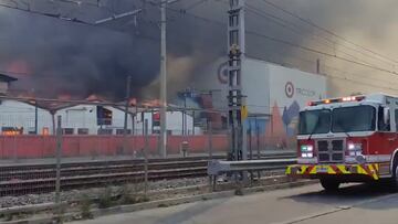 El incendio en la Quinta Región se agrava tras alcanzar una reconocida fábrica de pinturas: la escena es desconcertante