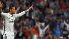 Real Madrid&#039;s Portuguese forward Cristiano Ronaldo celebrates after scoring the equalizer during the UEFA Champions League football match Real Madrid CF vs Sporting CP at the Santiago Bernabeu stadium in Madrid on September 14, 2016. / AFP PHOTO / GE