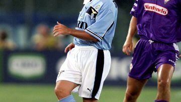 Fichó por la Lazio la temporada 1998-99 dejando 15 millones de euros en las arcas del FC Barcelona.