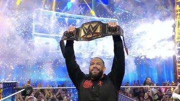 Roman Reigns posa con el nuevo Campeonato Universal Indiscutible de la WWE.