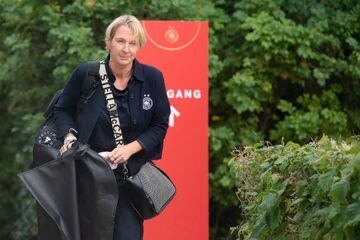 National coach Martina Voss-Tecklenburg arrives.