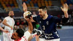 Cairo (Egypt), 17/01/2021.- Federico Pizarro (R) of Argentina in action against Mohamed Merza (L) of Bahrain during the match between Argentina and Bahrain at the 27th Men&#039;s Handball World Championship in Cairo, Egypt on 17 January 2021. (Balonmano, Bahrein, Egipto) EFE/EPA/Mohamed Abd El Ghany / POOL