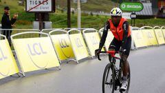 El ciclista sudafricano del Qhubeka-NextHash Nicholas Dlamini llega fuera de control a la meta de Tignes en la novena etapa del Tour de Francia 2021.