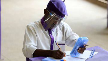 A student of Government Secondary School Wuse, sits the West African Examination Council (WAEC) 2020 exam, after the coronavirus disease (COVID-19) lockdown in Abuja, Nigeria  August 17, 2020. REUTERS/Afolabi Sotunde