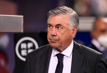 Real Madrid's Italian coach Carlo Ancelotti looks on during the Spanish League football match between Alaves and Real Madrid at the Mendizorroza stadium in Vitoria on August 14, 2021. (Photo by Josep LAGO / AFP)