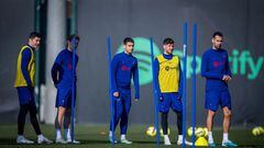 Lewandowski, De Jong, Alarcón, Sergi Roberto y Busquets antes de iniciar un ejercicio en el entrenamiento.