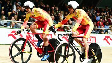 Albert Torres y Sebastián Mora, durante una prueba de ciclismo en pista con los colores de España.