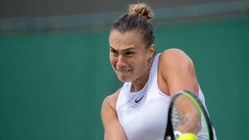 Aryna Sabalenka ejecuta un rev&eacute;s en Wimbledon.