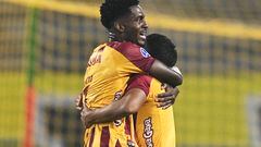 Tolima's players celebrate after defeating Junior during the Copa Sudamericana first stage football match between Colombia's Deportes Tolima and Colombia's Junior, at the Manuel Murillo Toro stadium, in Ibague, Colombia, on March 9, 2023. (Photo by Raul ARBOLEDA / AFP)