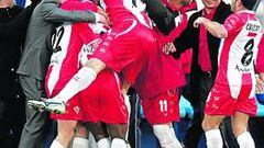 <b>UNA PIÑA. </b>Los jugadores se abrazan en la celebración del gol de Kalu Uche.
