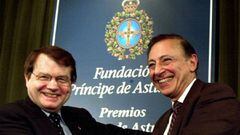 El vir&oacute;logo franc&eacute;s Luc Montagnier (izquierda), junto al biom&eacute;dico estadounidense Robert Gallo (derecha), en la celebraci&oacute;n de los Premios Pr&iacute;ncipe de Asturias del a&ntilde;o 2000.