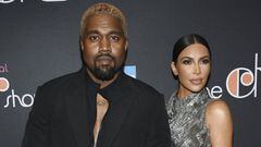 ARCHIVO - Kanye West y s Kim Kardashian West asisten a la noche de estreno musical de &quot;The Cher Show&quot; Broadway en el Neil Simon Theatre de Nueva York el 3 de diciembre de 2018.