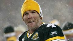 Green Bay Packers quarterback Brett Favre, wearing a hat to keep warm, looks from the bench in the 4th quarter of game against the Seattle Seahawks during their NFC Divisional NFL playoff football game in Green Bay, Wisconsin, January 12, 2008.    REUTERS/Allen Fredrickson        (UNITED STATES)