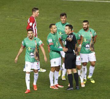 El árbitro Estrada Fernández expulsó a Raúl Ruiz.
