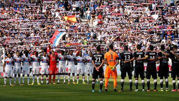 Soccer Football - Ligue 1 - Lyon vs Bordeaux - Lyon, France - August 19, 2017   Players and fans observe a minute&#039;s silence in reference to the Barcelona attacks before the match    REUTERS/Robert Pratta