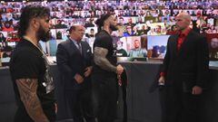 Jey Uso, Paul Heyman, Roman Reigns y Adam Pierce, en SmackDown.