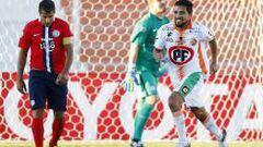 El jugador de Cobresal Lino Maldonado (d) celebra su gol frente Cerro Porteño