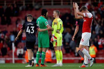 Pickford with Arsenal's Petr Czech